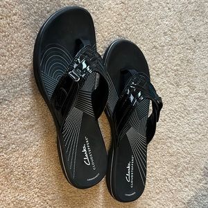 Cloudsteppers Clarks - Arla Kaylie - black patent flip flops - Never Worn